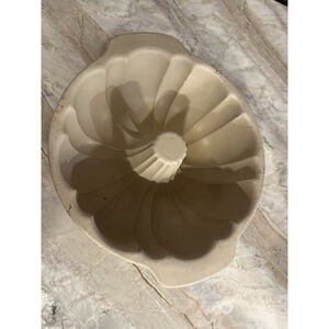 Pampered Chef Fluted Bundt Pan Family Heritage Stoneware Retired 1440 10” Clean